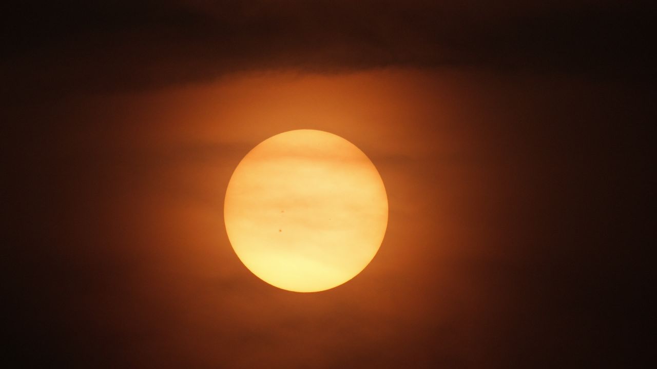 太阳日出日落夕阳逆光刺眼星芒