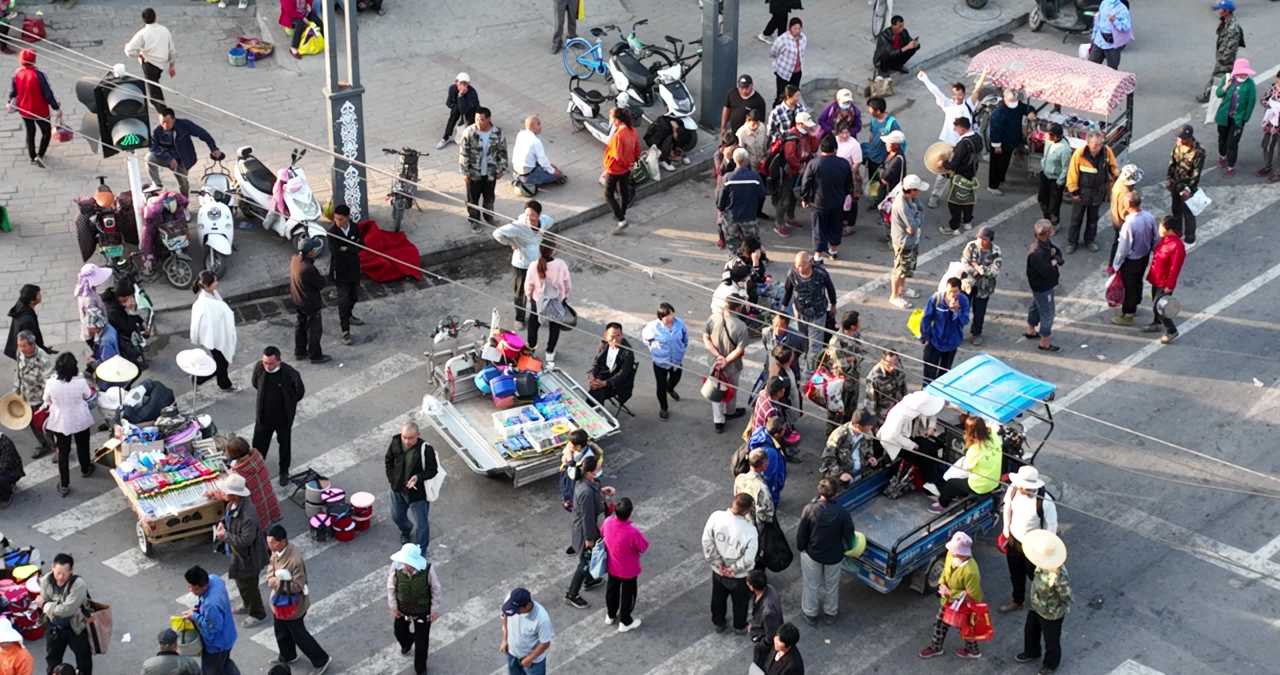 街头熙攘的市场场景