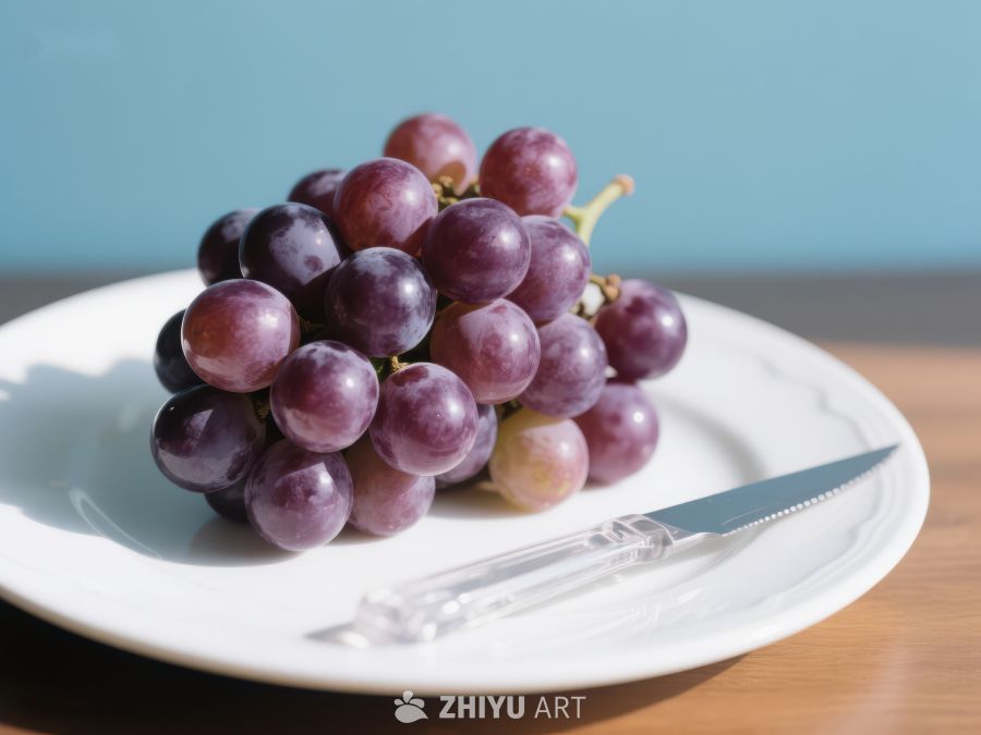 盘中紫葡萄与透明刀具 284