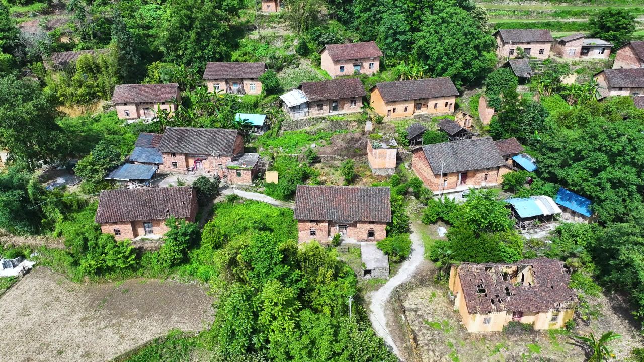 4k航拍山村老房子  农村危房老建筑