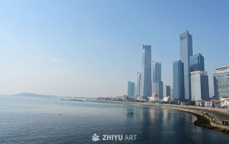 晴好蓝天青岛海上看海边的都市摩天大楼群 1