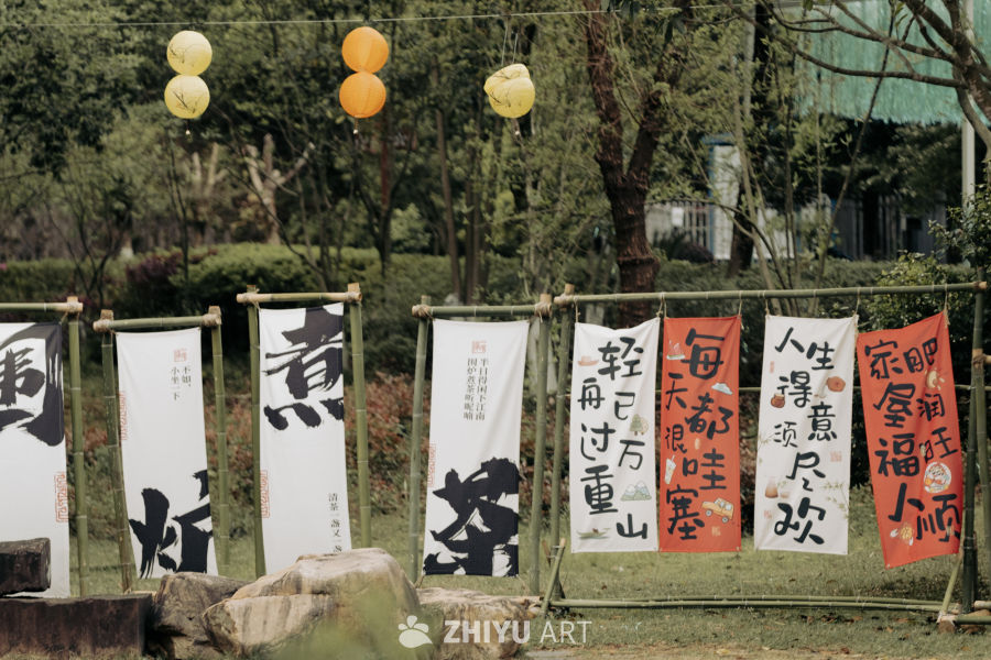 竹林灯笼与书法旗