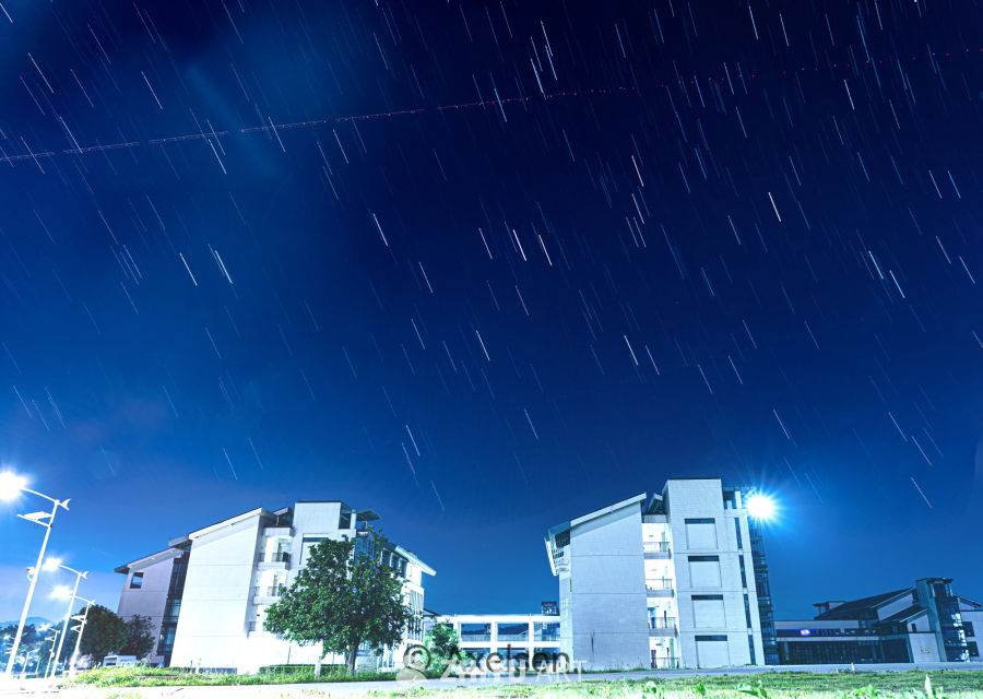 星轨下的现代建筑