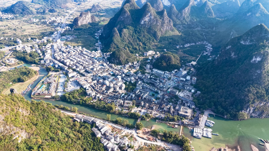 桂林山水间的静谧小镇