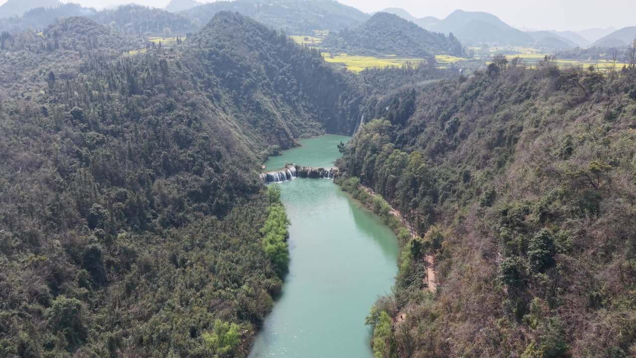 山谷中的瀑布与田园