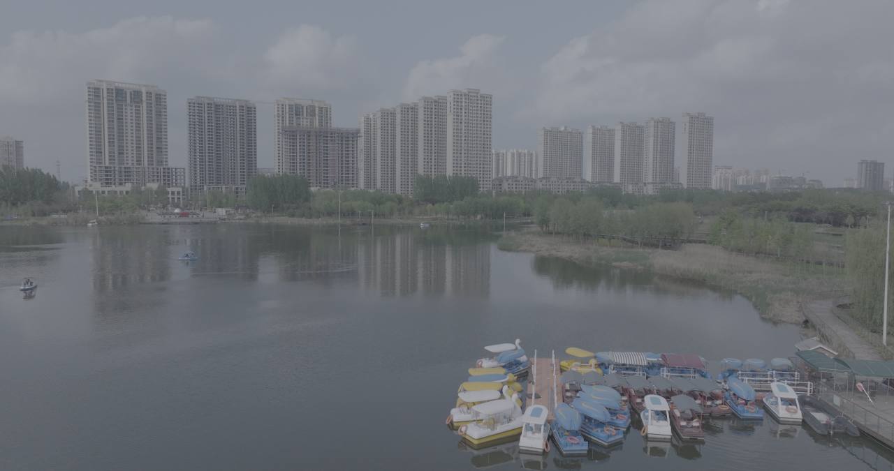 湖畔高楼林立
