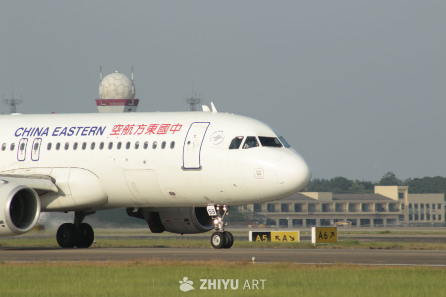 中国东方航空客机在机场跑道上