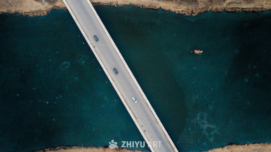 跨河大桥有车辆经过