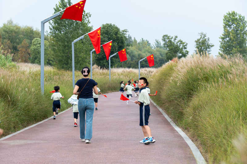 喜迎国庆 国庆 五星红旗迎风飘扬 人与自然 4