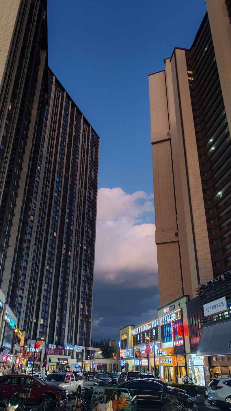 城市建筑中的白云