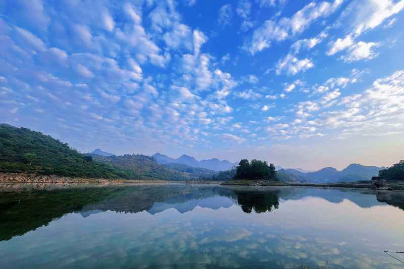 蓝天湖面