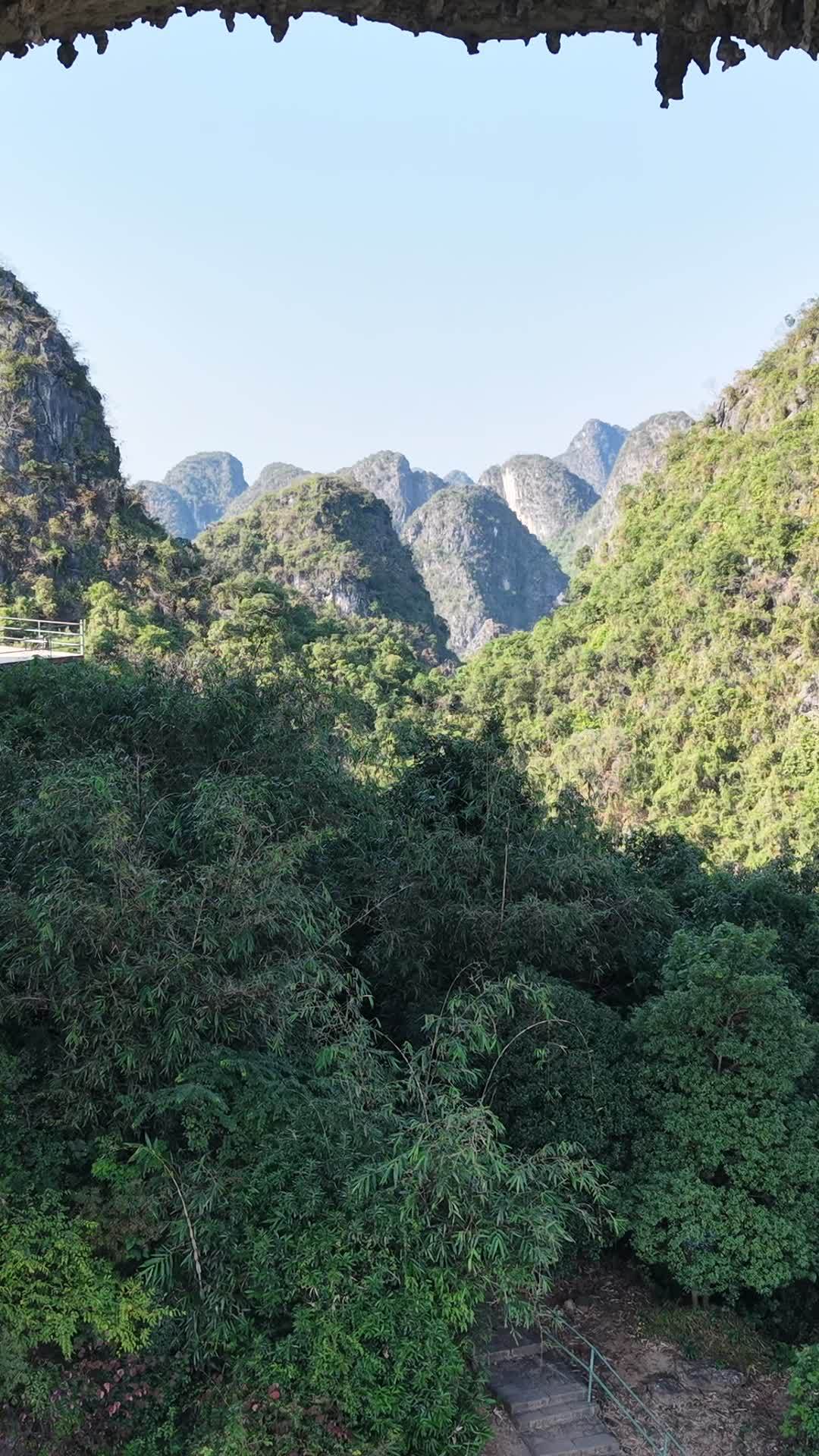 山洞视角下的自然美景