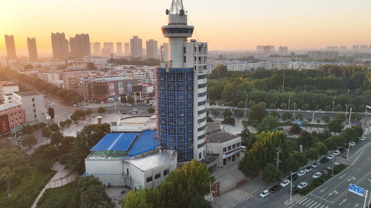晨曦中的城市天际线