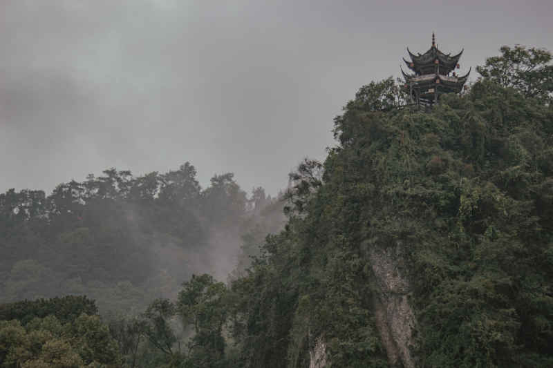 雨中朦胧山亭