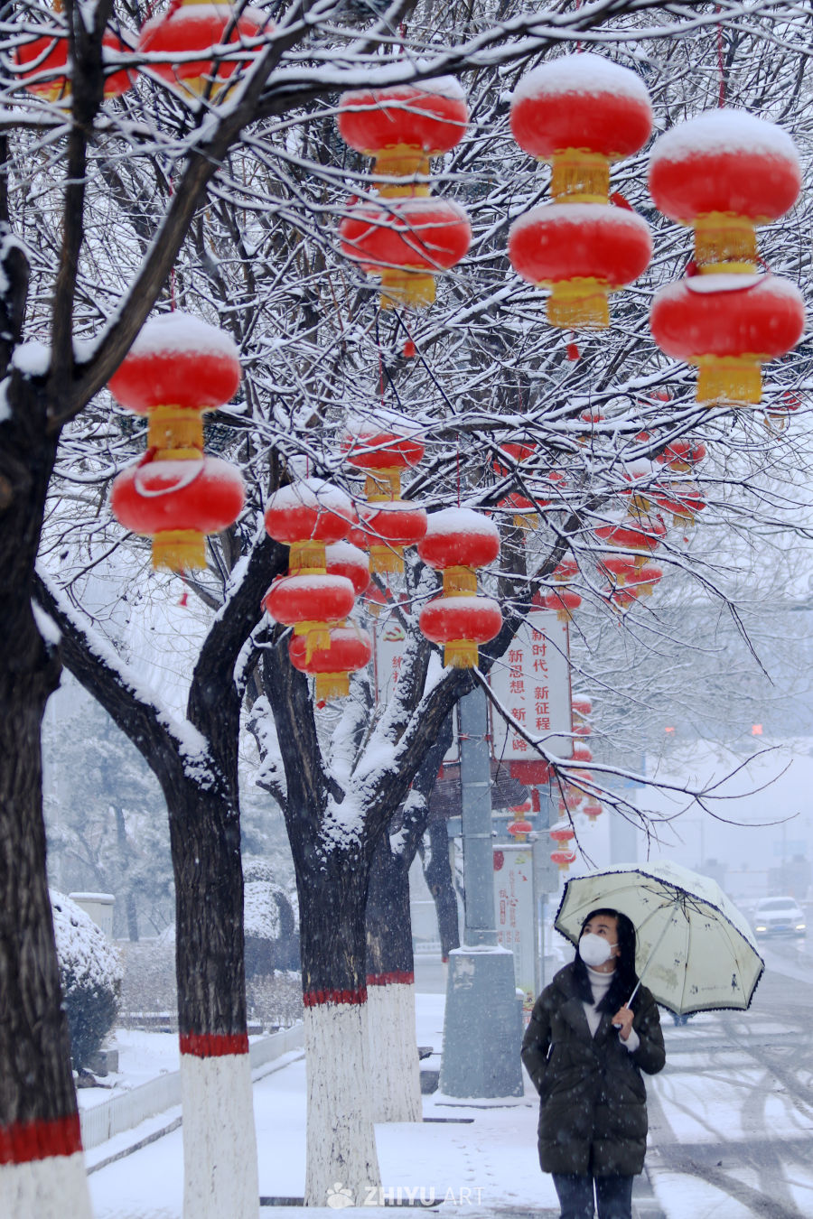 雪中红灯笼下的行人