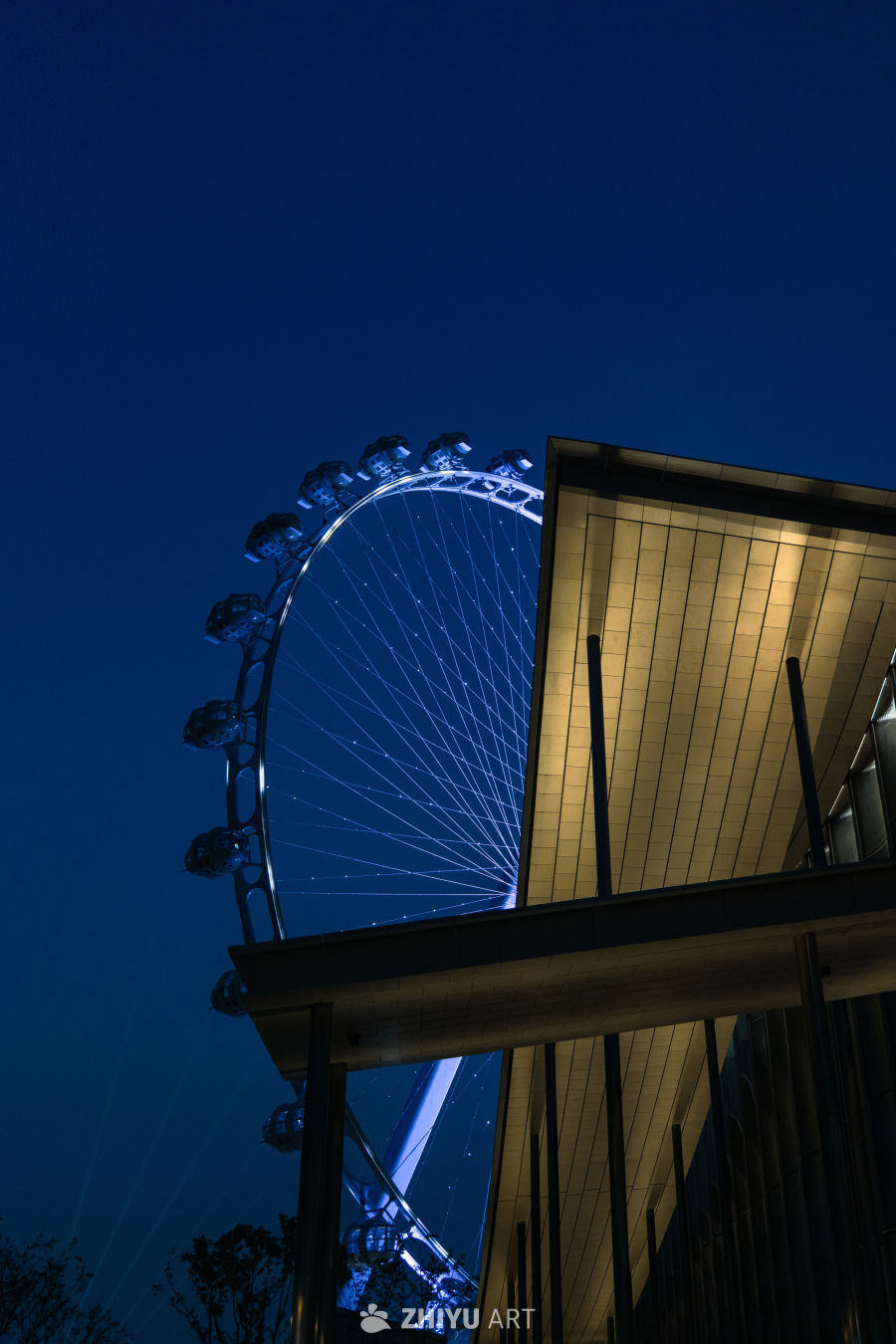 夜幕下的摩天轮与建筑