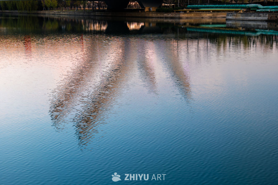水面倒影的静谧黄昏