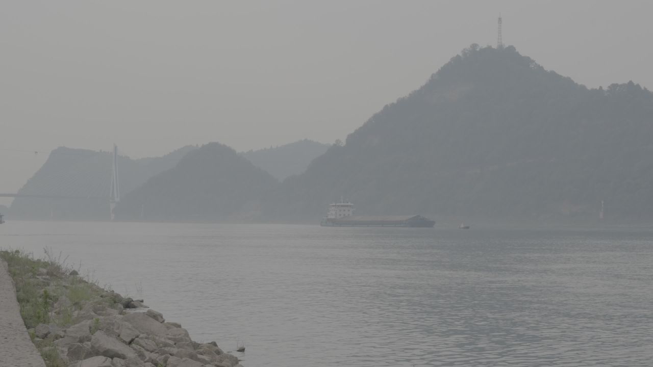 雾中河岸与船只