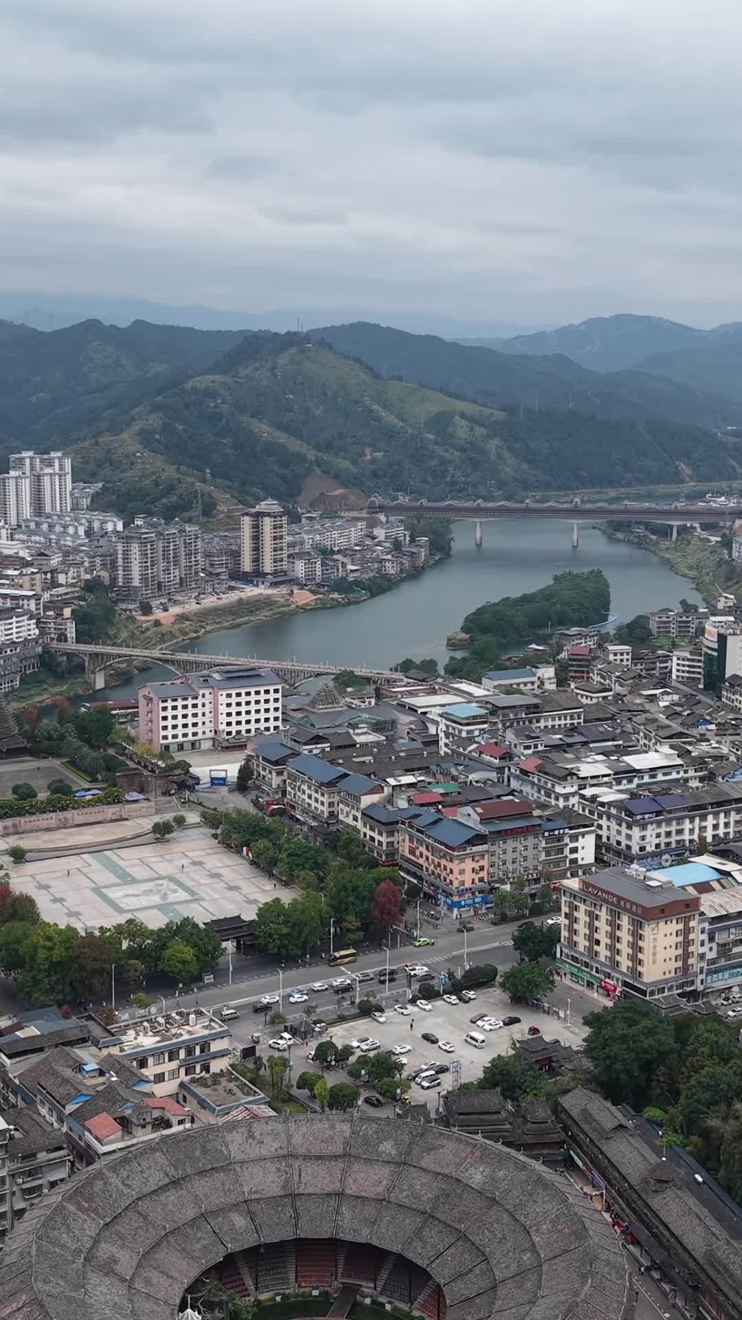 山水环绕的古城全景