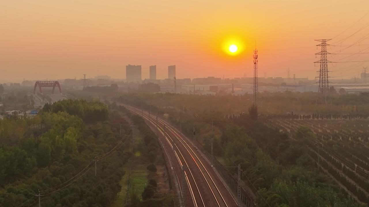晨曦中的铁轨