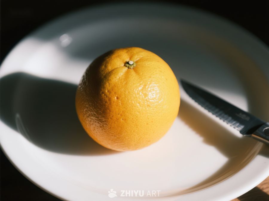 橙子与刀置于盘中 68