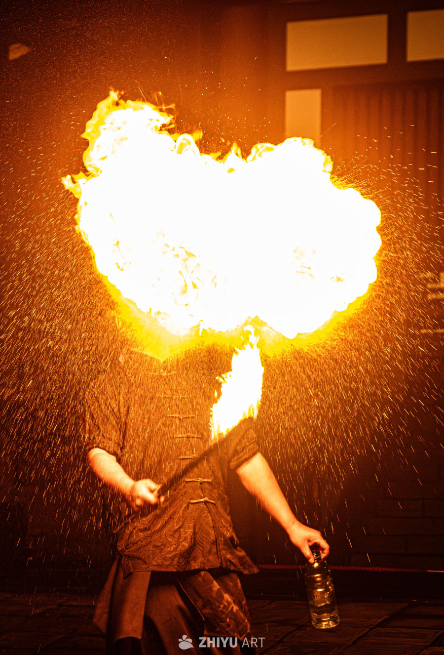 火焰表演：夜幕下的火舞艺术