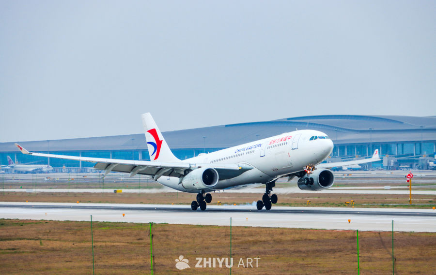 东方航空a330落地擦烟瞬间