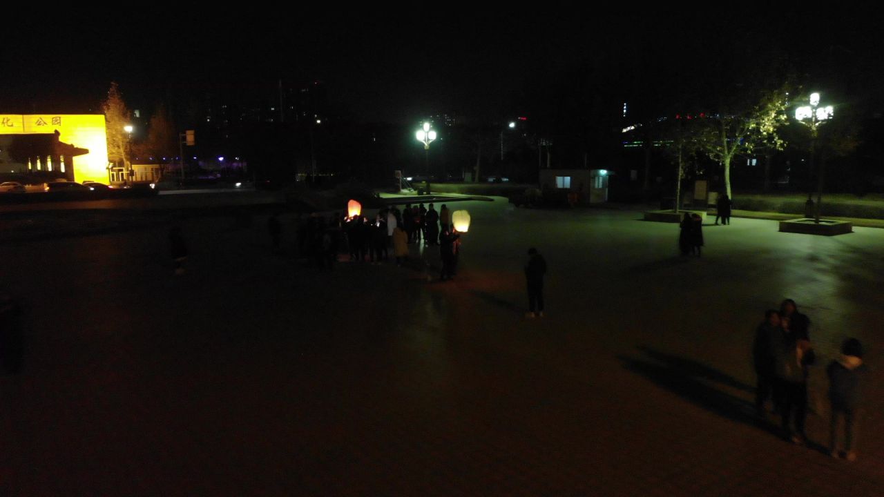 无人机航拍孔明灯放飞