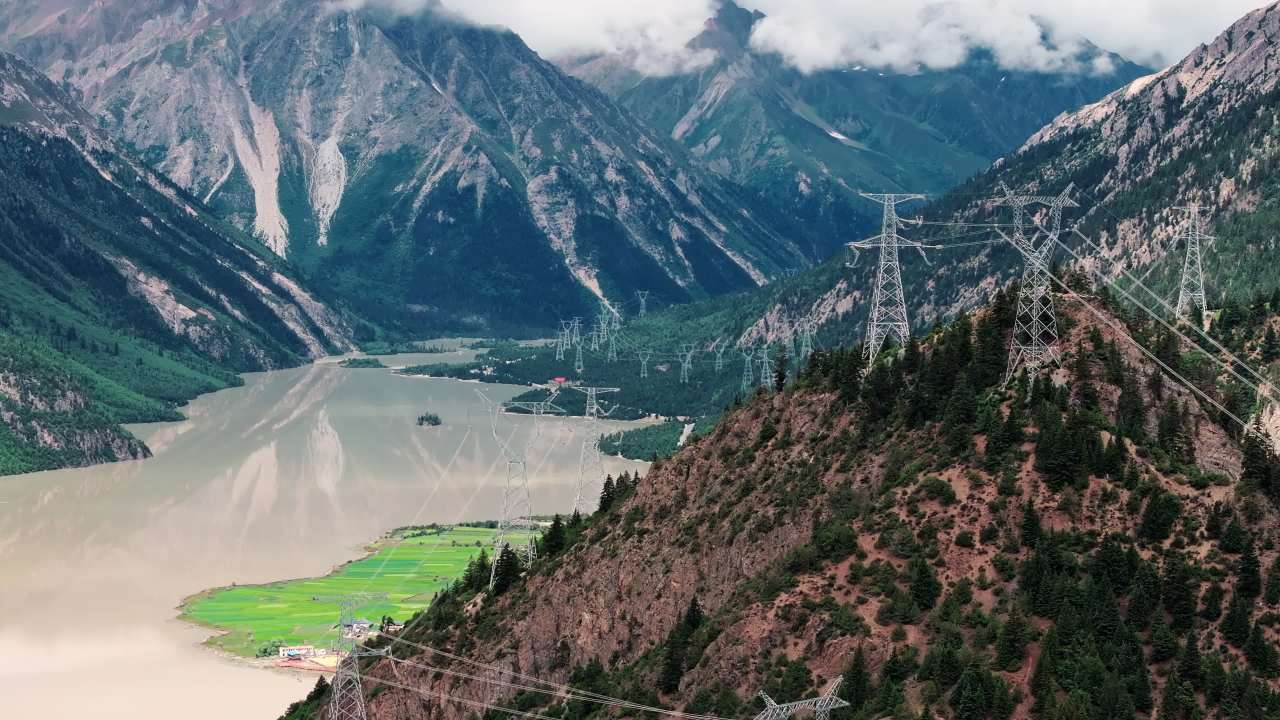 西藏然乌湖和周边高压线电线塔电力系统大气航拍