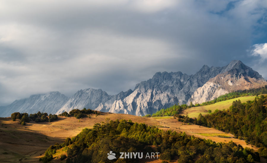 秋日山景：云影与金黄交织