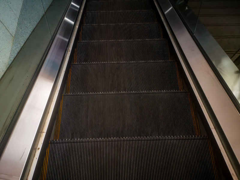 地铁站交通电梯扶梯摄影图 