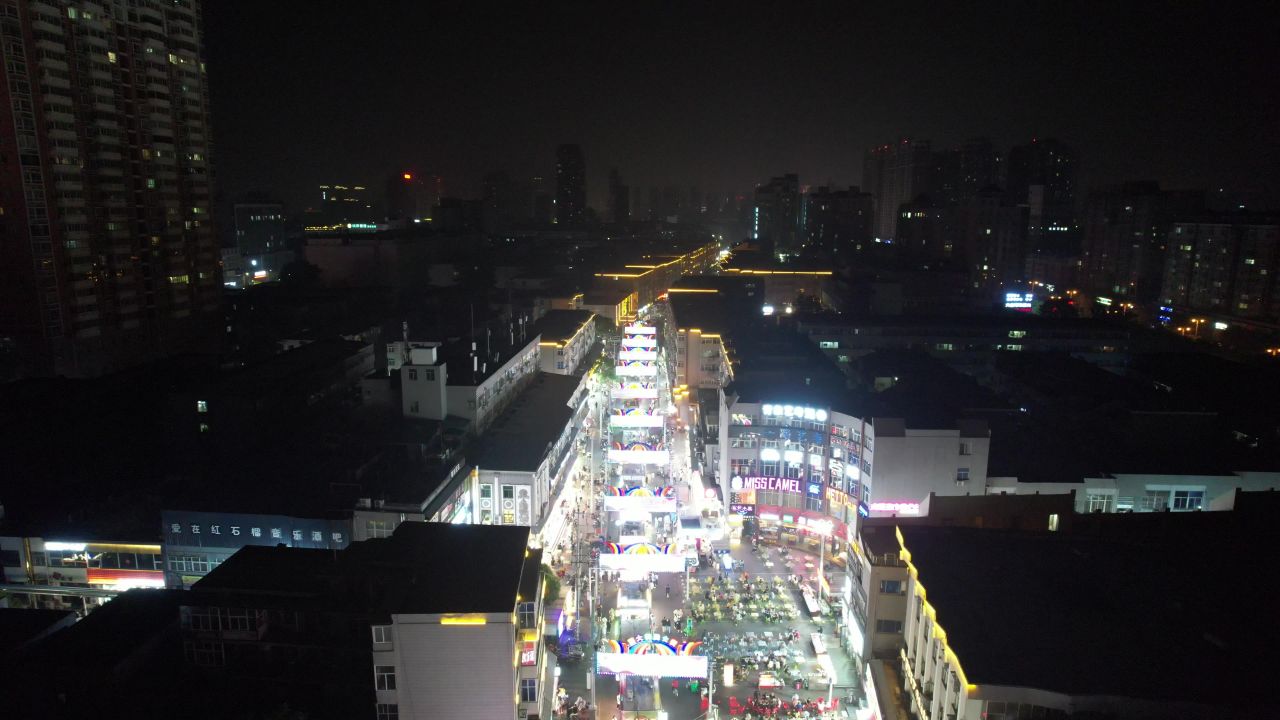 河南新乡市夜景步行街人流航拍