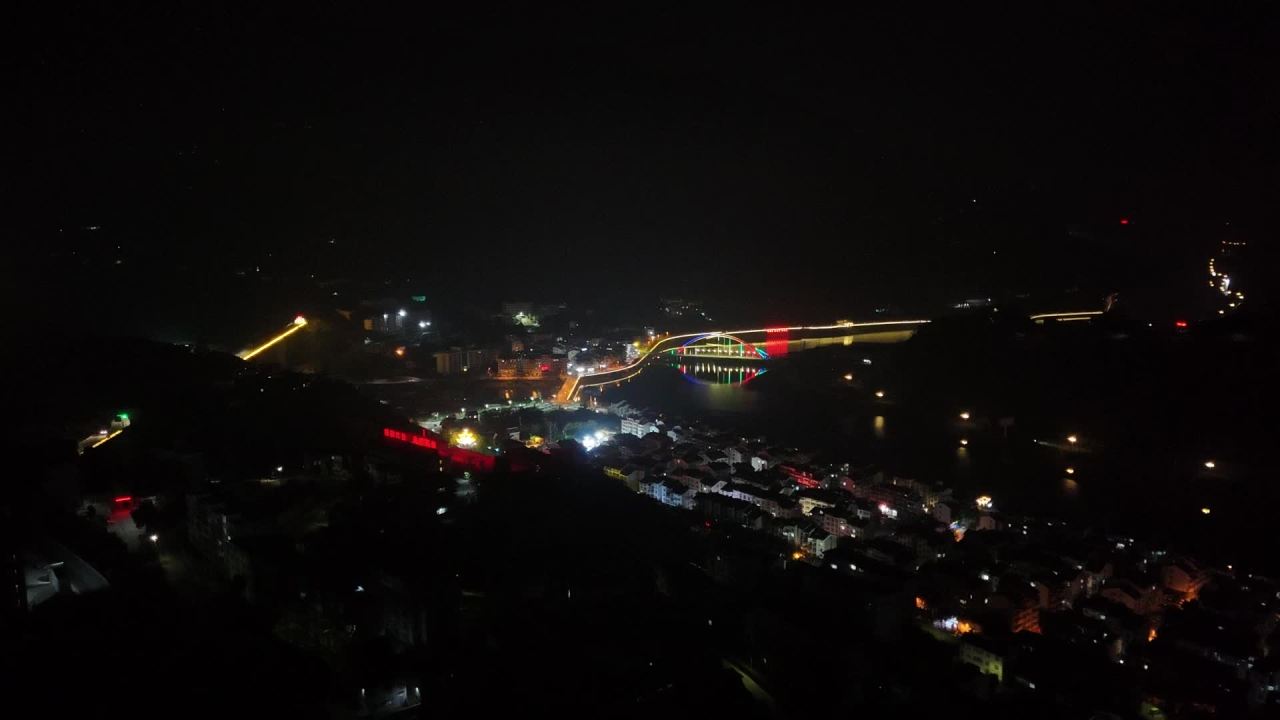 夜幕下的城市桥梁风光