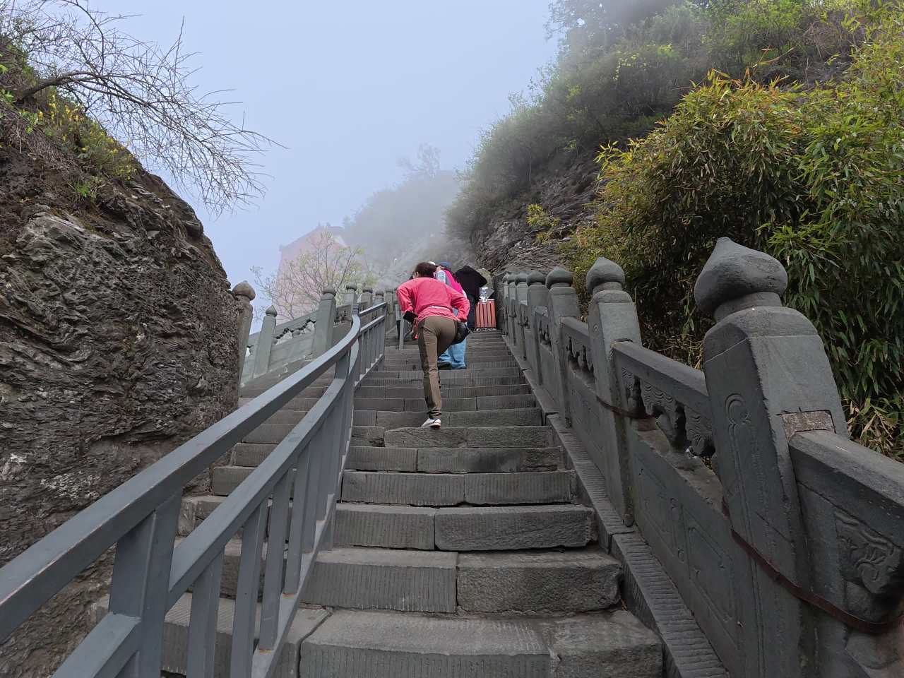 雾中登高，石阶上的风景