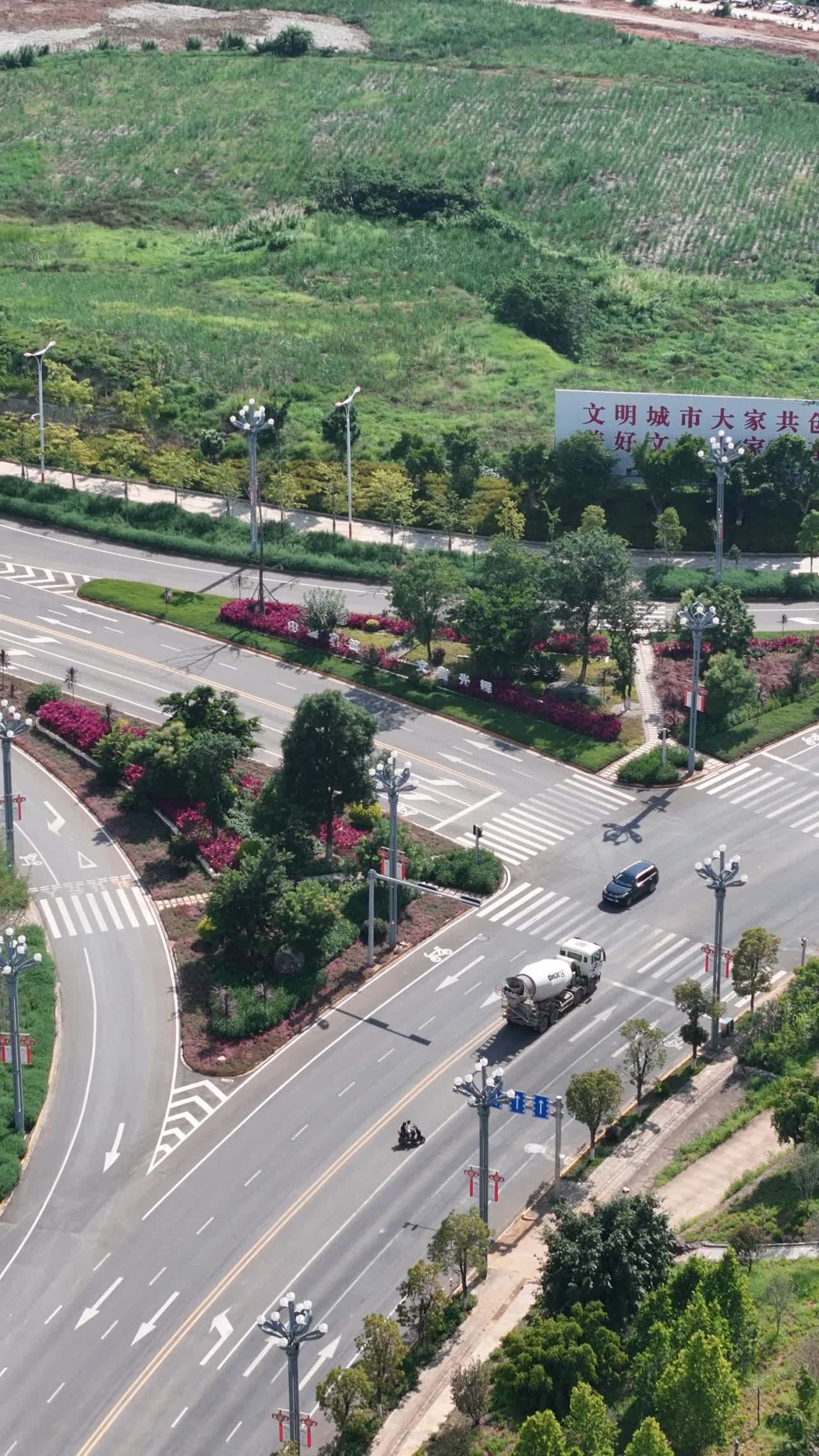 城市绿意盎然的清晨