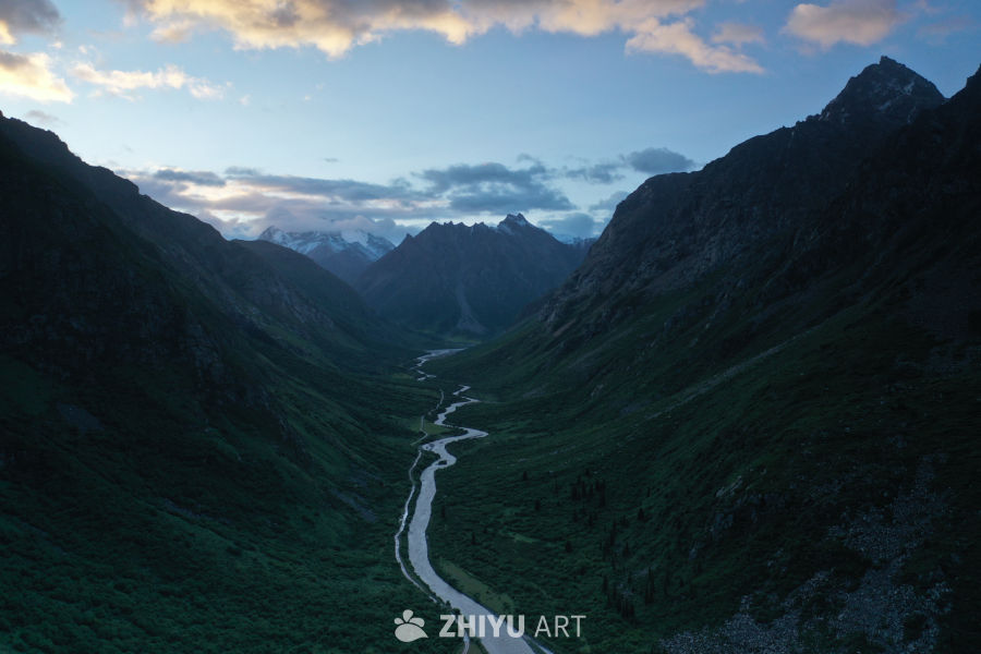 山谷中的河流