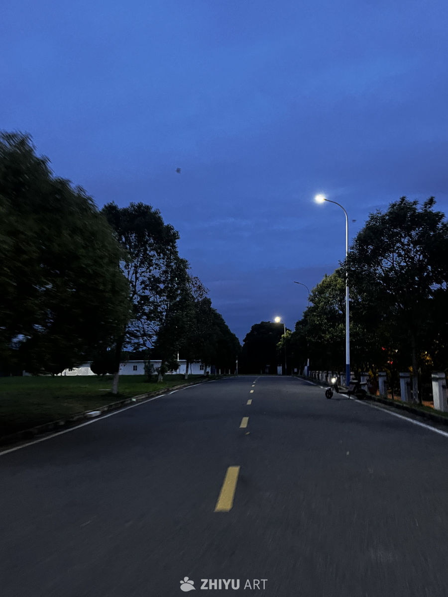 夜幕下的寂静街道