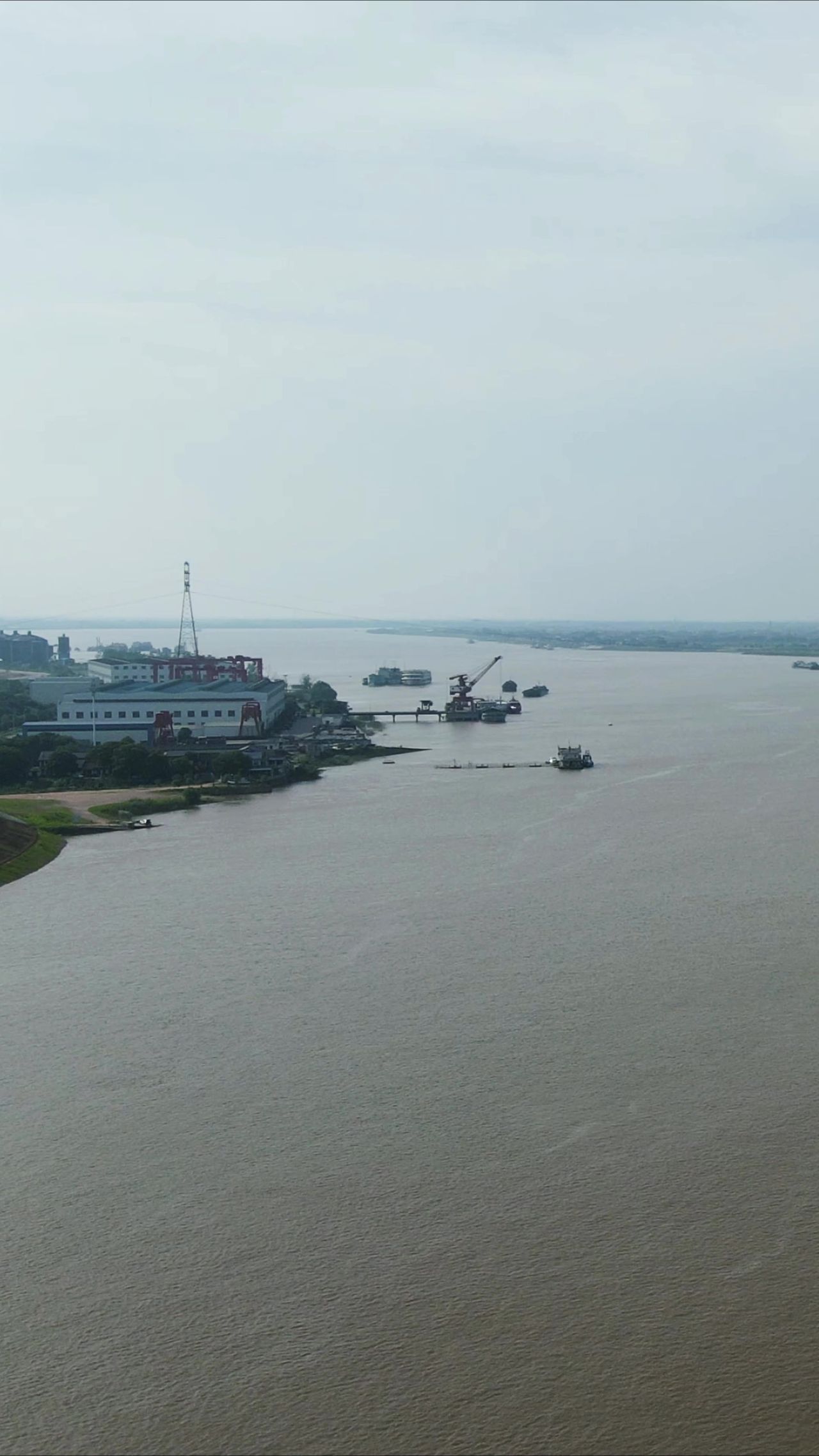 湖南湘江货运码头港口竖屏航拍