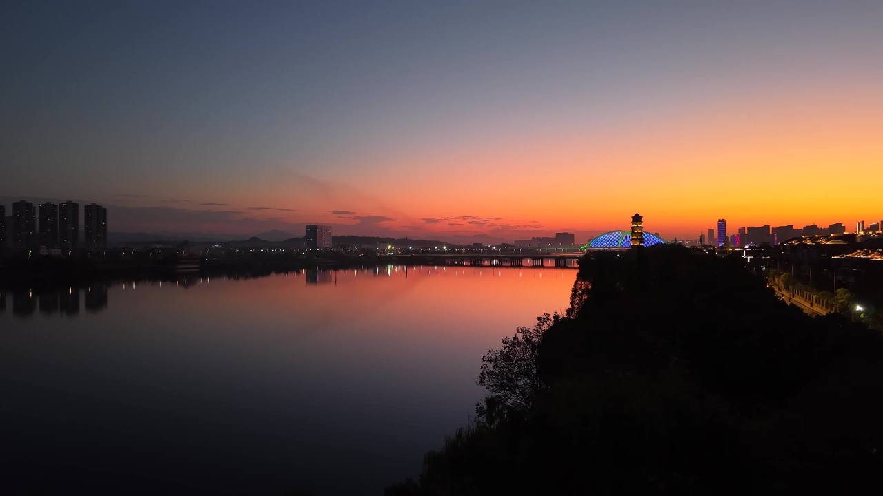 城市夕阳下的静谧时光