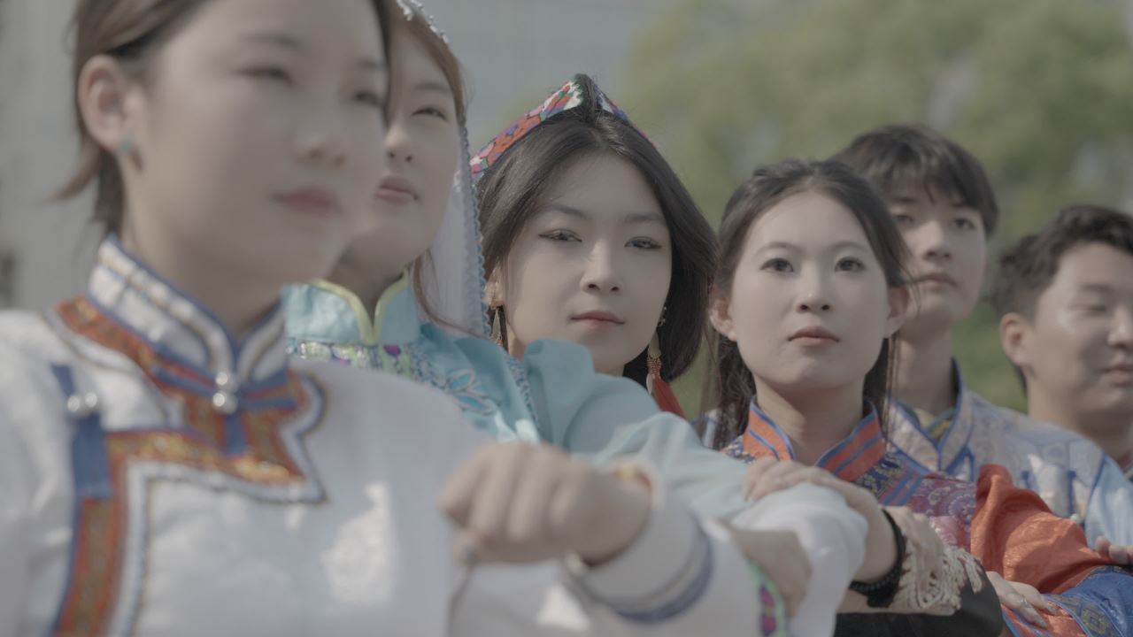 传统服饰下的集体舞蹈