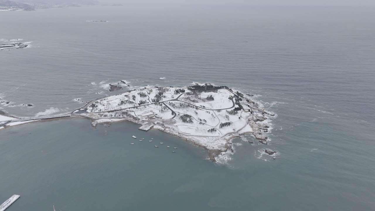 青岛小麦岛海边雪景航拍 4