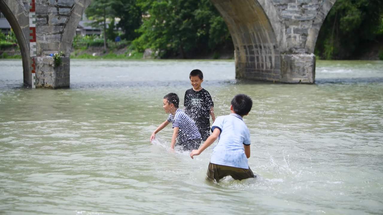 4k小孩子河流中玩水玩耍  童年回忆
