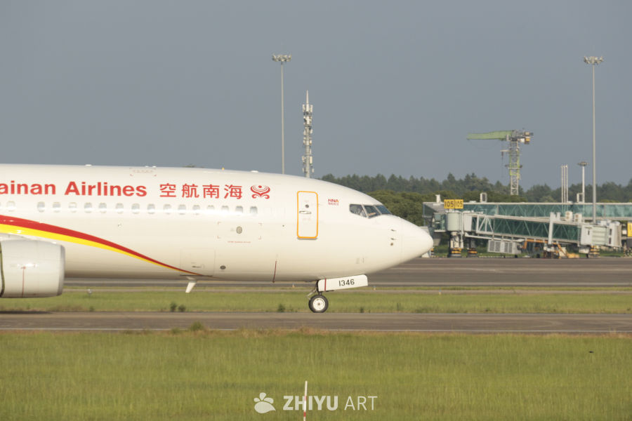 海南航空飞机在机场跑道待命