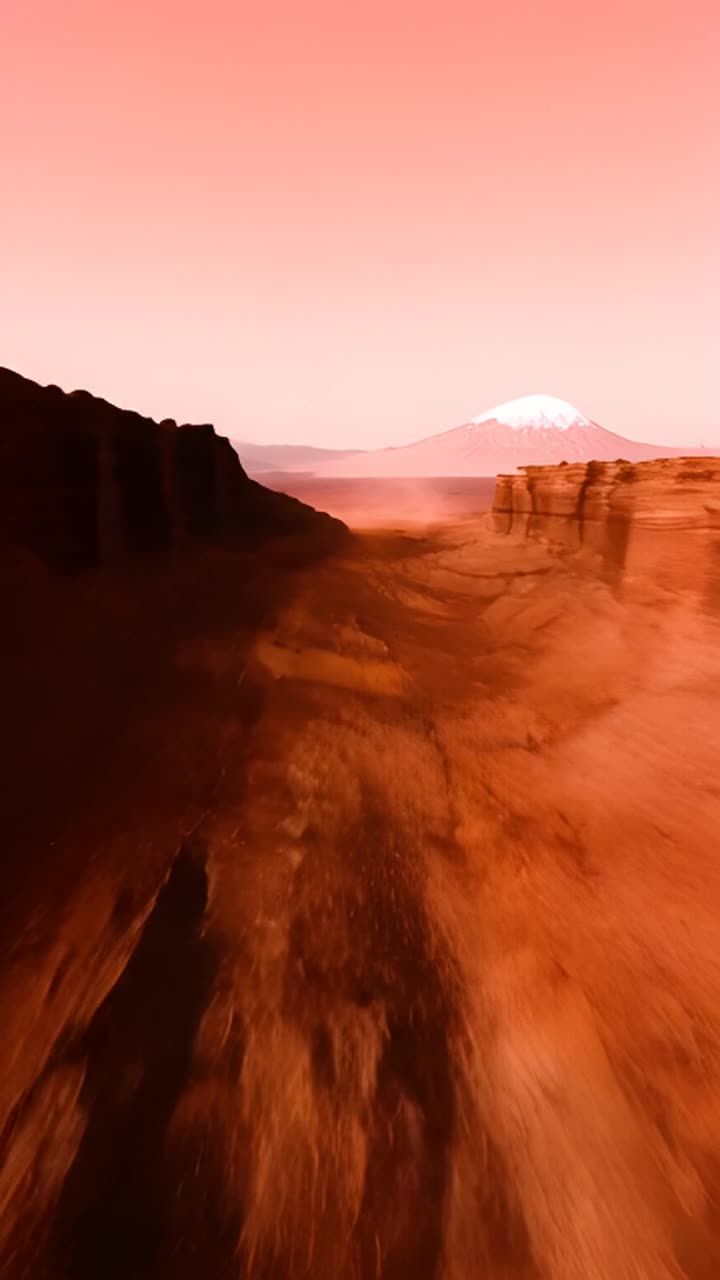 火星壮丽景色：这段飞行穿越火星景观的画面极为壮观。