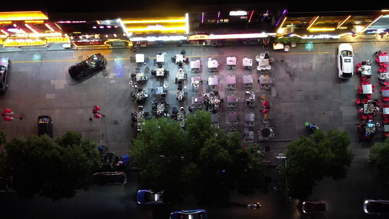 城市夜景人间烟火气息夜宵摊航拍山东东营 