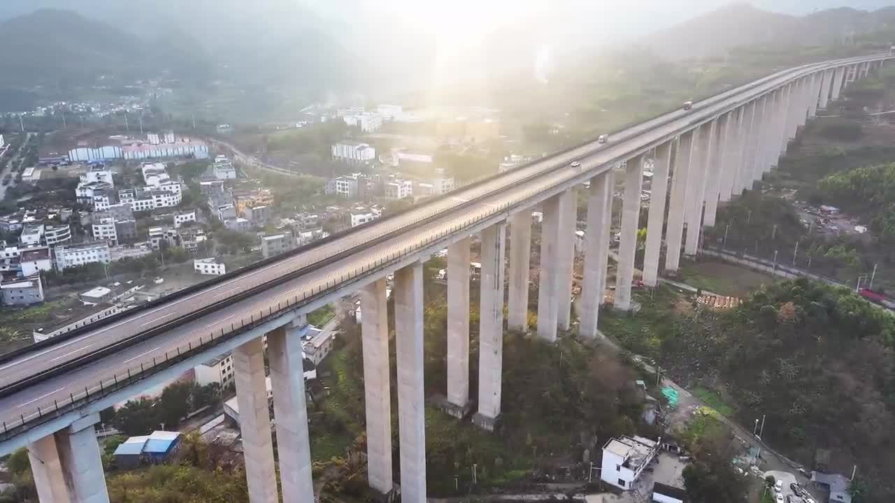 4k航拍高速公路  小车货车车流运输