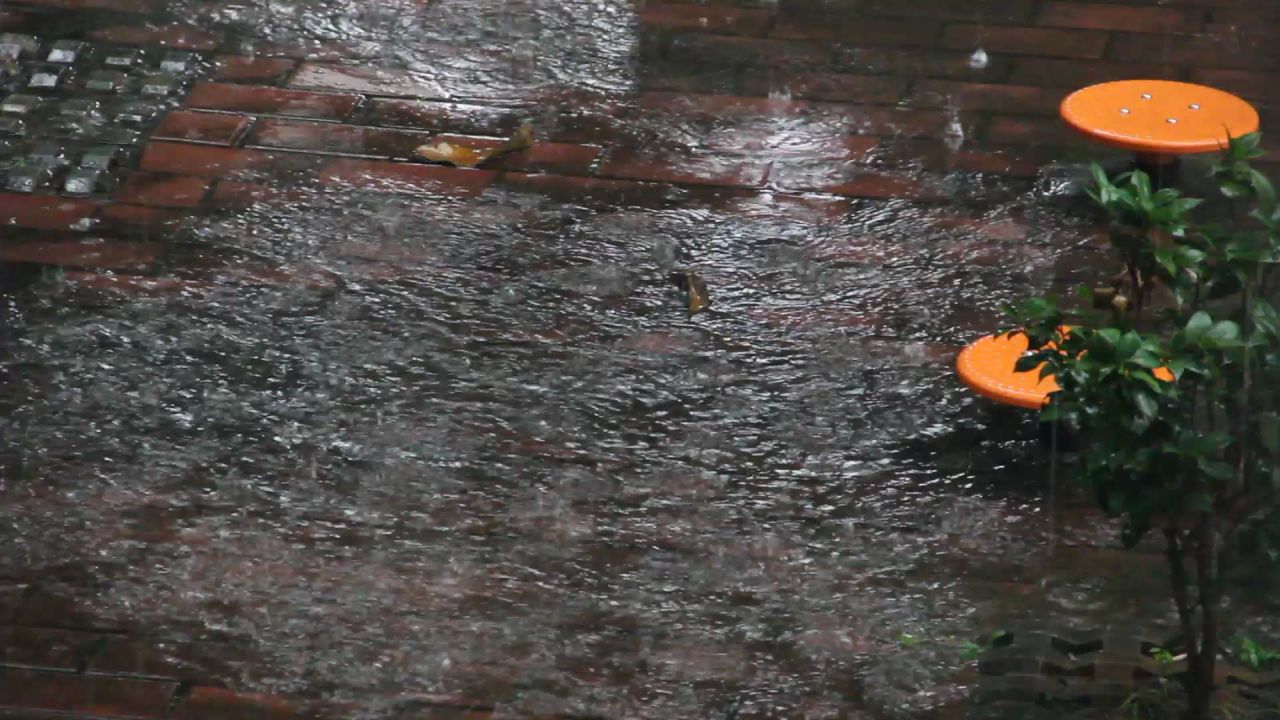 大雨中的小院积水