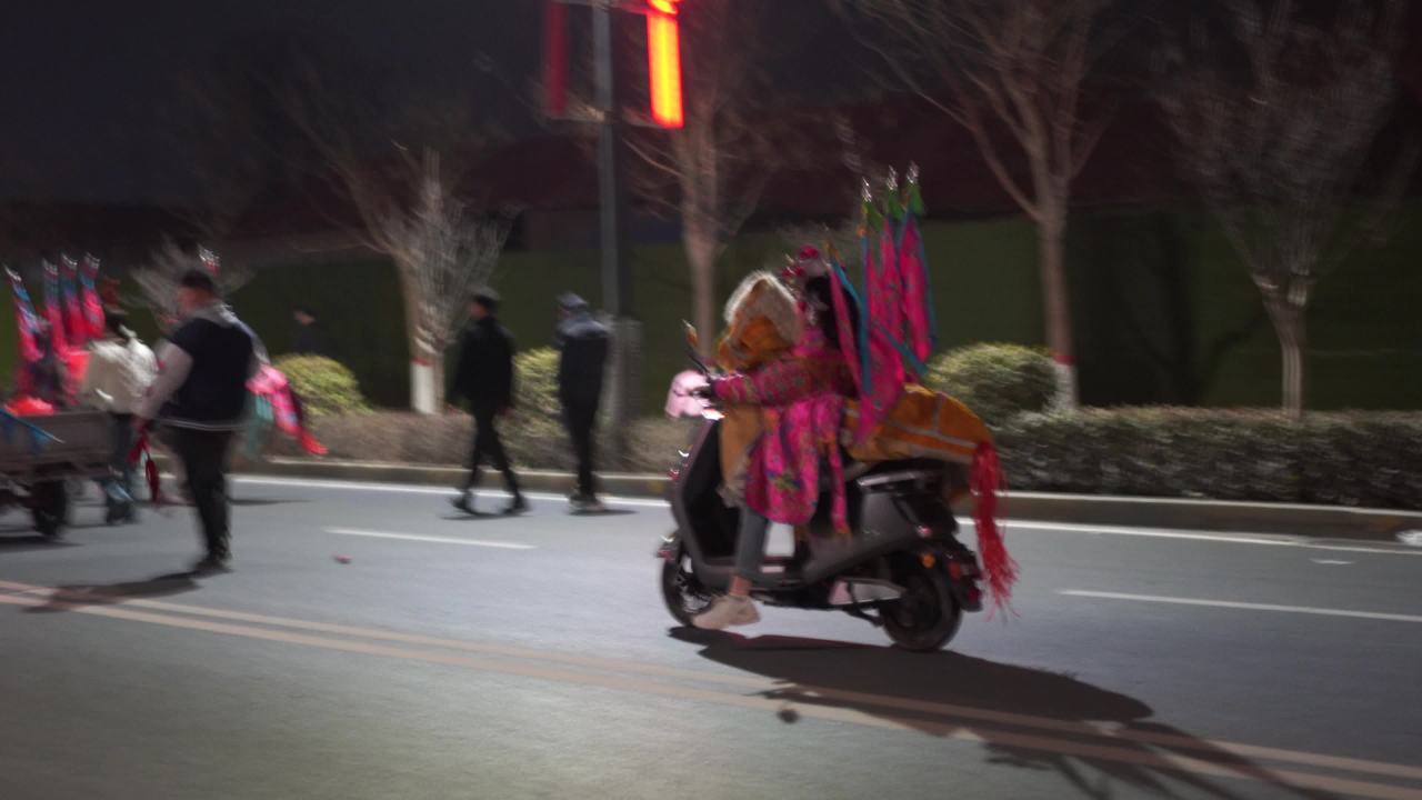 夜晚的节日游行