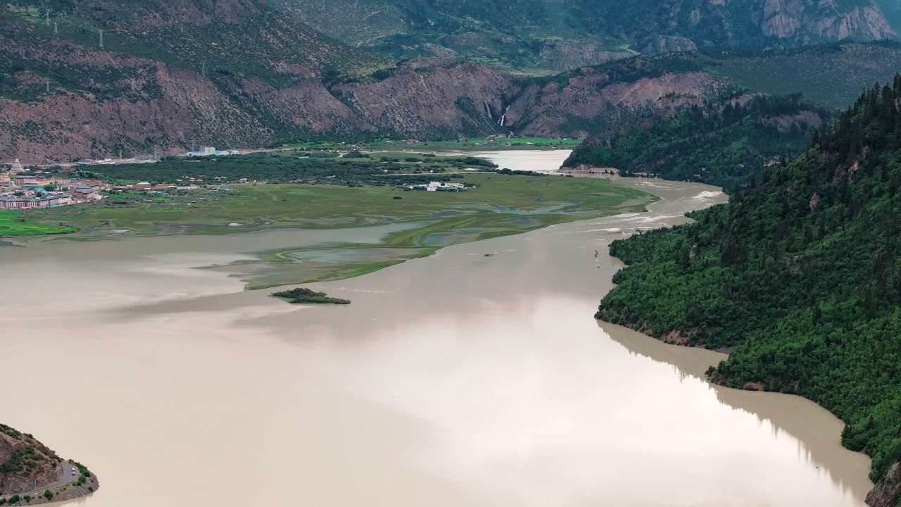 西藏然乌湖和周边高压线电线塔电力系统大气航拍