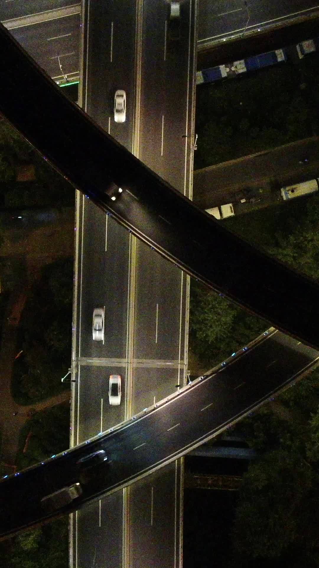 夜幕下的城市动脉